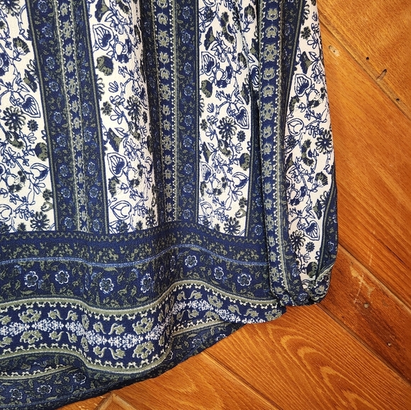 Rue 21 blue and white floral striped long sleeve blouse size medium - Picture 6 of 11